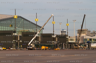 Przymiarka do instalacji rekawow przy terminalu pasazerskim...