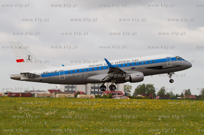 Na gdanskim lotnisku wyladowal  Embraer 175 Polskich...