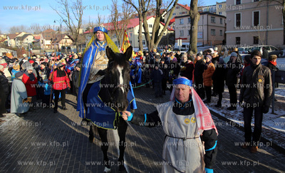 Orszak Trzech Kroli na ulicach Chojnic. 06.01.2015...