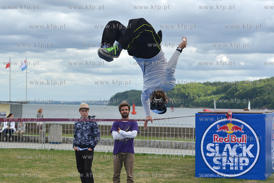 25 metrow nad pokladem Daru Mlodziezy zacumowanym przy...
