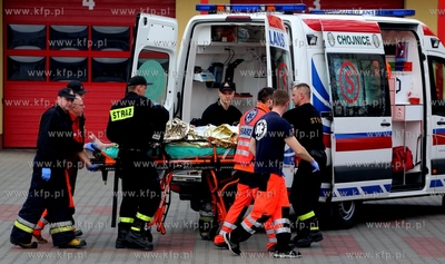 W Chojnicach, przed wejsciem do jednego z supermarketow...