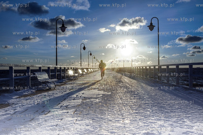 Gdynia. Biegacz na molo w Orłowie. 27.02.2018 fot....