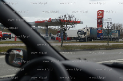 Gdynia. Stacje paliw na ul. Hutniczej. Nz. Jak widac...