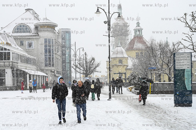 Sopot. Pierwszy snieg w Sopocie w 2023 r. Plac Przyjaciół...