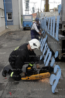 Prezes stoczni Andrzej Jaworski wraz z Karolem Guzikiewiczem...