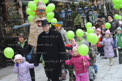 Prezydent Gdanska, Pawel Adamowicz, wraz z przedszkolakami...