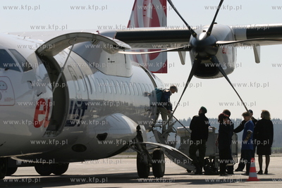 Port lotniczy w Gdansku Rebiechowie. Przed terminalem...