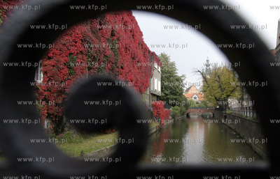 Jesien w Gdansku, widok na ul. Na Piaskach i kanal...