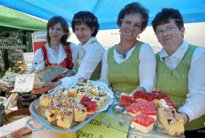 Pomorskie Swieto Produktu Tradycyjnego w Gdansku obok...