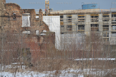 Gdansk. Ruiny spichlerzy oraz budowa apartamentowcow...