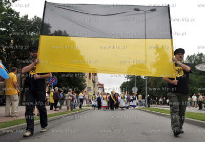 XIII Swiatowy Zjazd Kaszubow w Leborku. Barwny korowod...