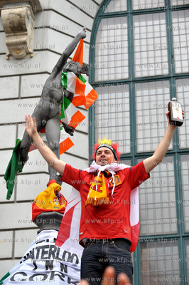 Gdansk, Dlugi Targ. Irlandzcy i hiszpanscy kibice bawia...
