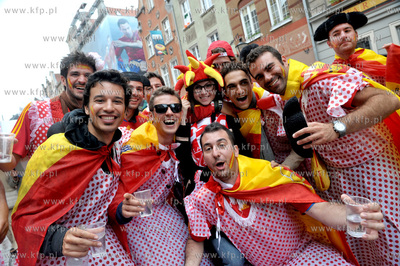 Gdansk, ul. Dluga Irlandzcy i hiszpanscy kibice bawia...