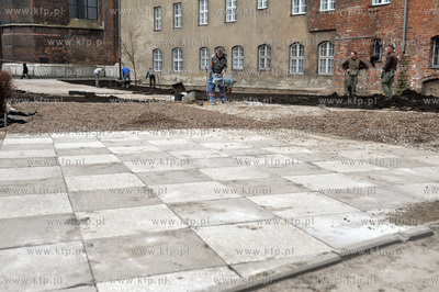 Prace przy budowie skweru na terenie Law Miesnych pomiedzy...