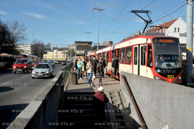 Gdansk. Tramwaj na przystanku na ul. Waly Jagiellonskie....