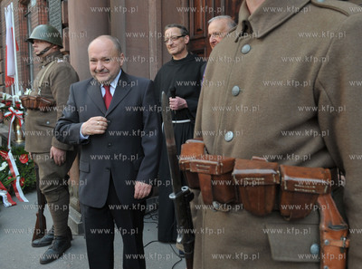 Gdańsk, ul. Kładki. Uroczystość przy tablicy upamiętniającej...
