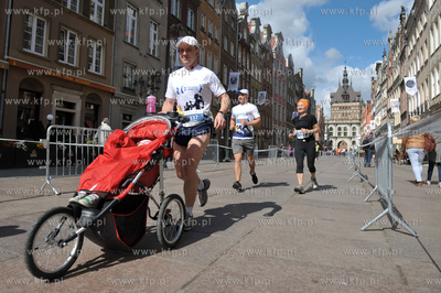 II PZU Gdansk Maraton. Zawodnicy na ul. Dlugiej.  Biegacz...