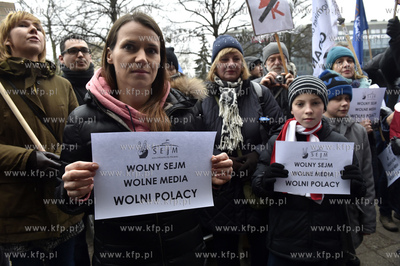 Pikieta opozycji przed biurami posłów PiS na Targu...