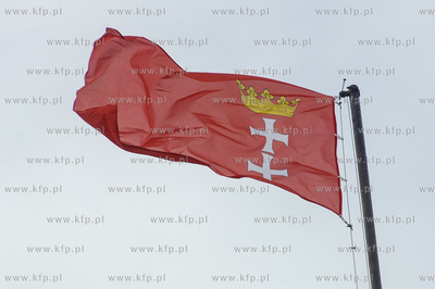 Strażacy zawieszają flagę gdańska na siedzibie...