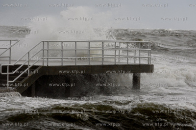 Gdynia. Bulwar nadmorski. Sztorm na Zatoce Gdanskiej....