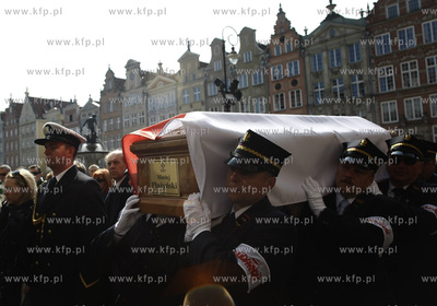 Gdansk. Trumna z cialem Macieja Plazynskiego na ul....