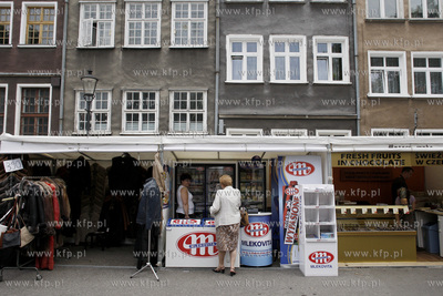 Gdansk. Jarmark Dominikanski. Stoisko firmy mleczarskiej...