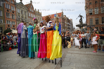 Gdansk. Festiwal Szekspirowski. Dziecieca parada festiwalowa...