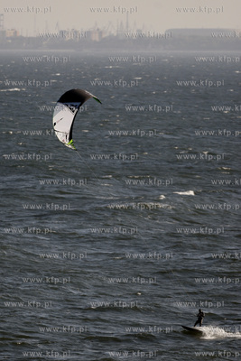 Gdynia Orlowo. Kitesurfing.
25.10.2011
fot. Krzysztof...