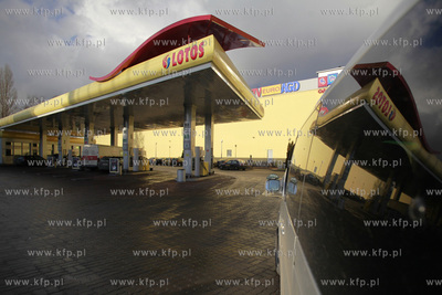 Gdansk. Stacja paliw Lotos przy ul. Kolobrzeskiej.
09.12.2011
fot....