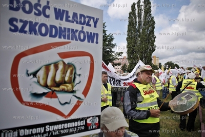 Gdansk. Demonstracja pracownikow firmy energetycznej...