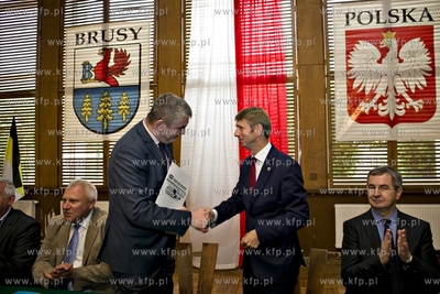 Przejazd pociągu na trasie Gdynia Główna - Brusy,...