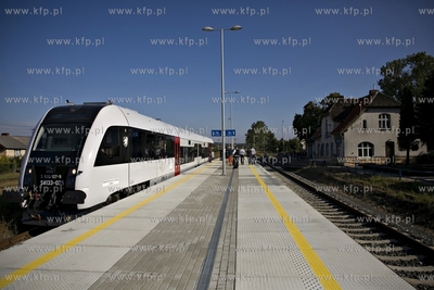 Przejazd pociągu na trasie Gdynia Główna - Brusy,...