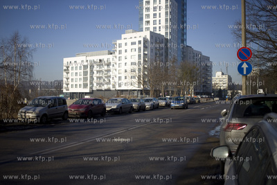 Zaparkowane auta przy al. Legionów w Gdyni.
15.02.2017
fot....