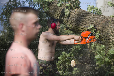 Skutki nawałnicy, która z piątku na sobotę przeszła...