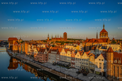 Gdańsk. Długie Pobrzeże, Żuraw, kościół Mariacki,...