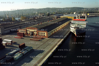 Port Gdynski. Po lewej magazyny Baltyckiego Terminala...