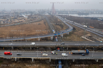 Przygotowania do zmiany organizacji ruch na estakadzie...