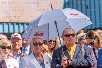 Gdańsk. Plac Solidarności. Symboliczne otwarcie bramy...