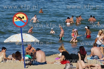 Tłumy na plaży w Brzeźnie. Po mimo zamknięcia kąpielisk...
