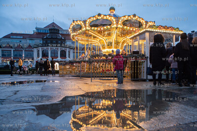 Sopockie Miasteczko Noworoczne. Nz.  Wenecka karuzela....