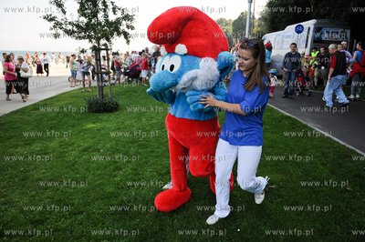 Gdynia. Bulwar nadmorski. Akcja promocyjna filmu Smerfy,...