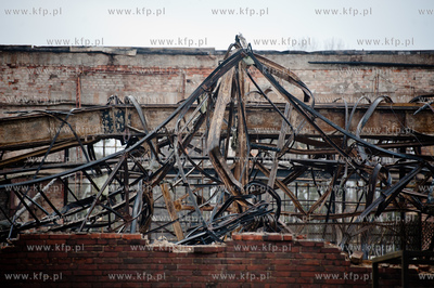 Gdansk. Dogaszanie doszczetnie spalonej hali produkcyjnej...