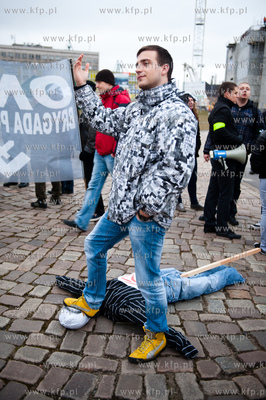 Gdansk. Dzien Gniewu. Manifestacja pod haslem 5 X NIE...
