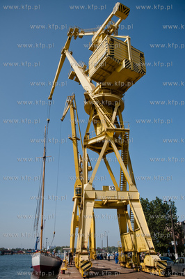 Gdansk. Stocznia Remontowa. Operacja stawiania pierwszego...