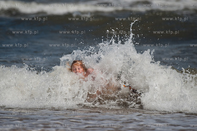 Gdansk. Czerwona flaga wywieszona na plazy w Jelitkowie...