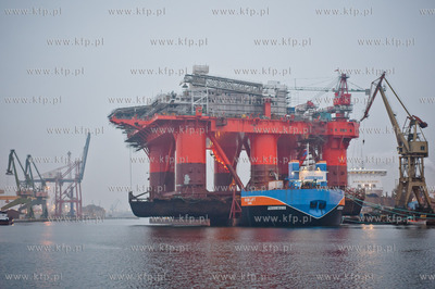 Gdansk. Stocznia Remontowa. Wydokowana do remontu platforma...