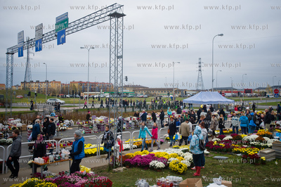 Gdansk. Cmentarz Lostowicki. Swieto Zmarlych. Nz stoiska...