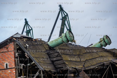 Gdansk. Tereny bylej Stoczni Gdansk. Wyburzenie hali...