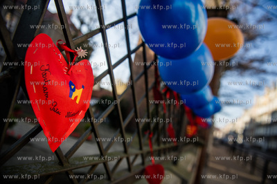 Gdansk. Walentynkowe dekoracje Palacu Mlodziezy, przygotowane...