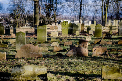 Gdansk. Zdewastowane przez nieznanych sprawcow plyty...